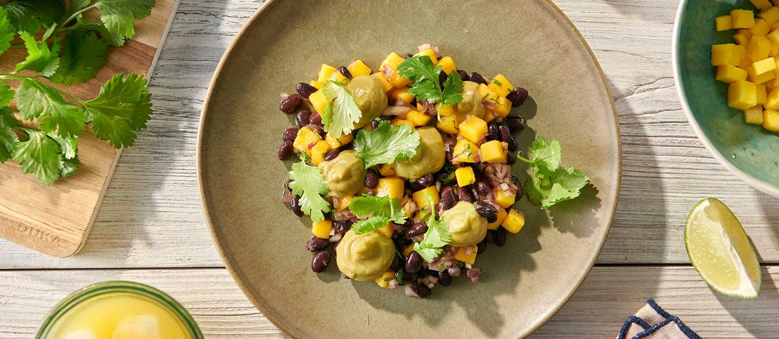 Sallad med mango, svarta bönor och avokadomousse