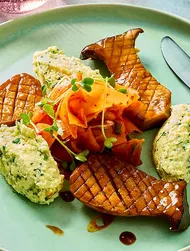 Bräserad kungsmussling med morotskimchi