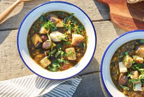 Indisk linsdal med aubergine och halloumi