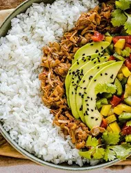 Teriyaki pulled jackfruit & risskål med avokado och pepparsalsa