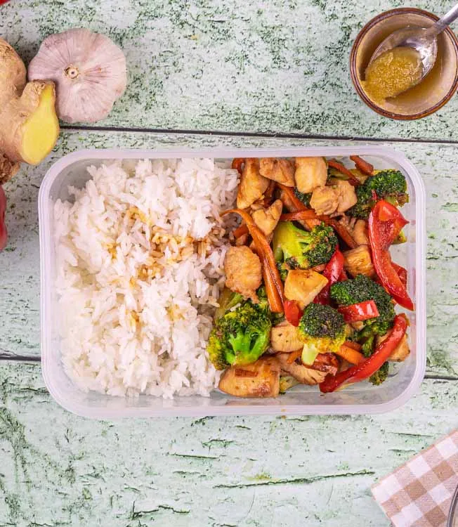 Honungs- och sojakyckling med wok och ris
