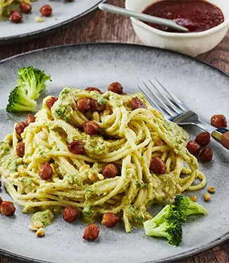 Spaghetti med broccolipesto och honungsglaserade kikärtor