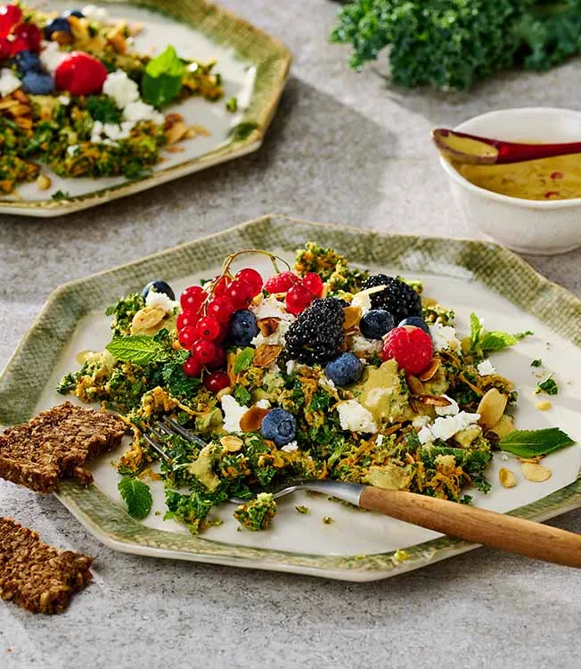 Broccolisallad med grönkål och fetaost