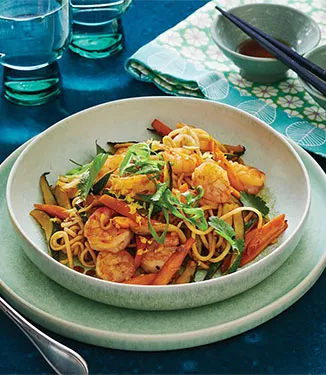 Nudelwok med räkor och grönsaker