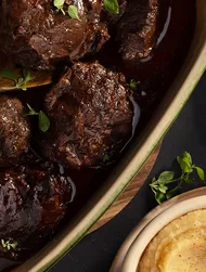 Bräserade oxkinder med potatismos och brysselkål