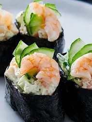 Gunkan Maki Sushi med räka och gurka