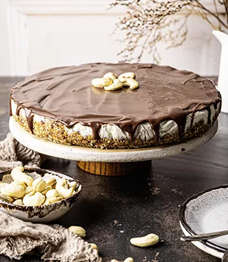 Vegansk cashew “cheesecake” med kola-chokladsås
