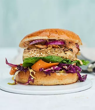 Tofuburgare med teriyaki-coleslaw och sriracha-dressing