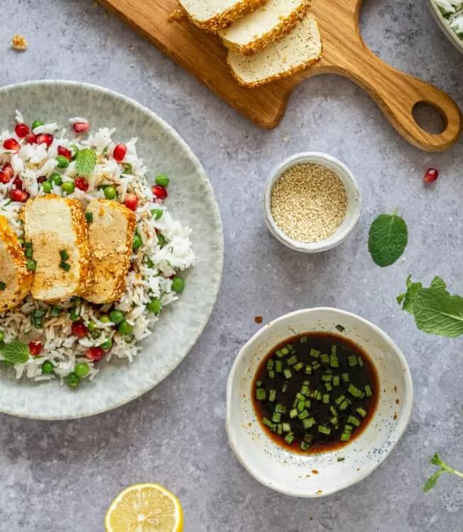 Sesam tofu katsu på ris med gröna ärtor