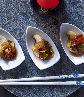 Gös med grönsaksstrimlor i asiatisk sås