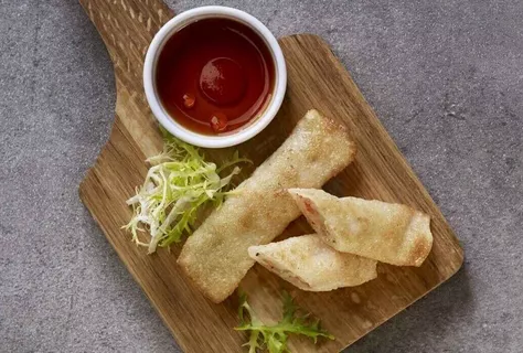 Knapriga vårrullar med skaldjursfyllning