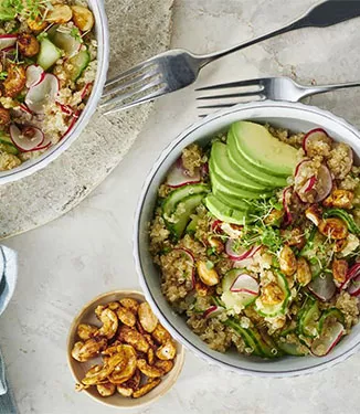 Quinoa sallad med avokado och rostade nötter