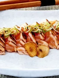 Laxtartarbiffar med ponzu-rättika-dipp