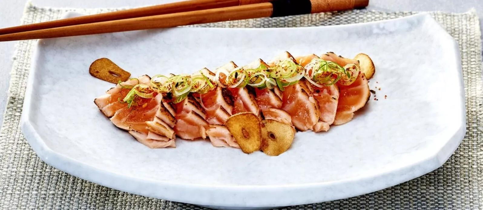 Laxtartarbiffar med ponzu-rättika-dipp
