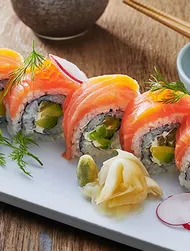 Rulle med rökt lax och avokado (Uramaki)