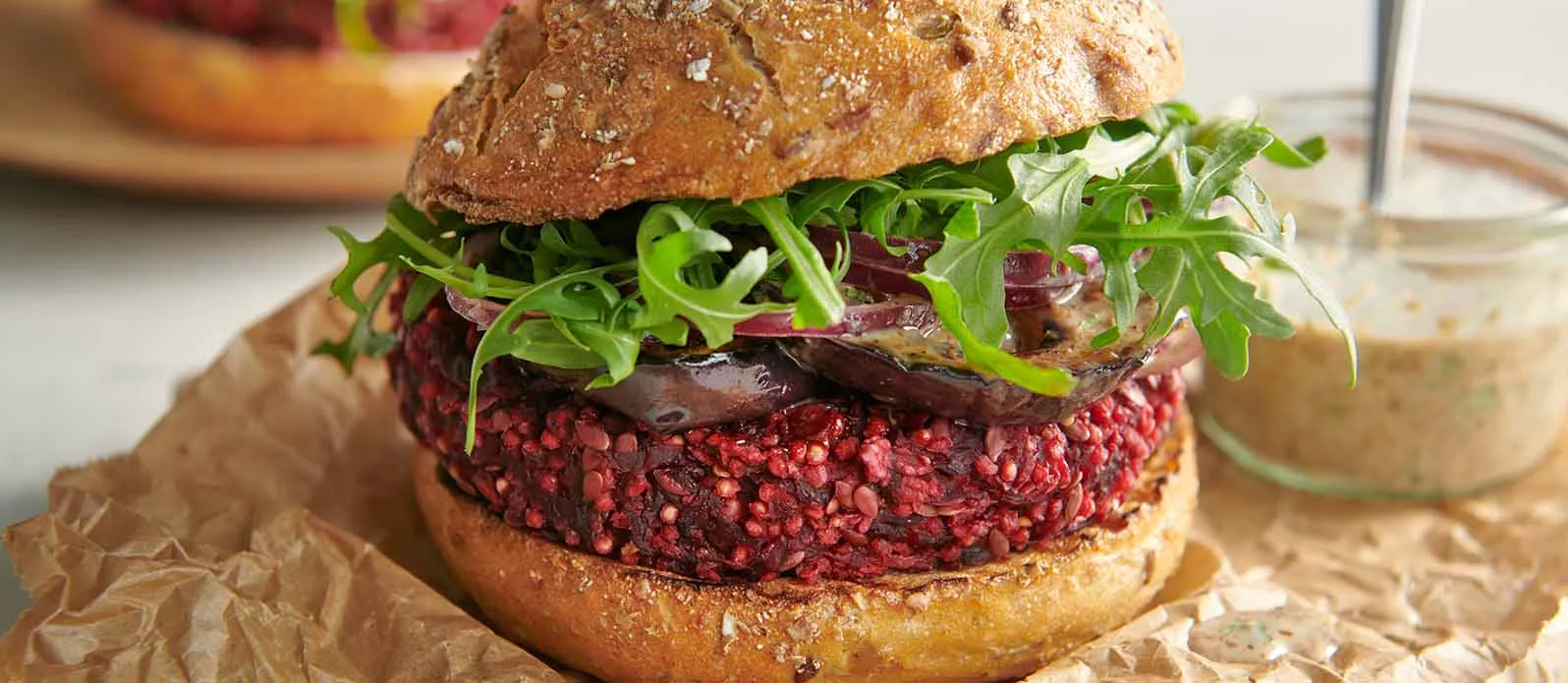 Rödbetsburgare med aubergine och sesamsås