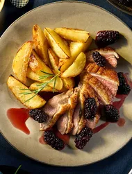 Ankbröst med söt björnbärssås och bakad potatis med miso