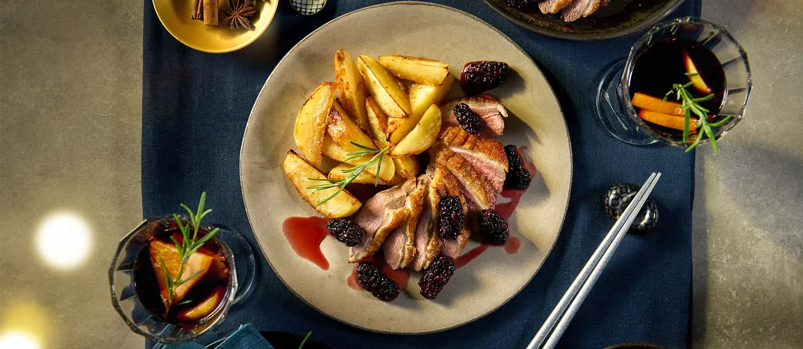 Ankbröst med söt björnbärssås och bakad potatis med miso