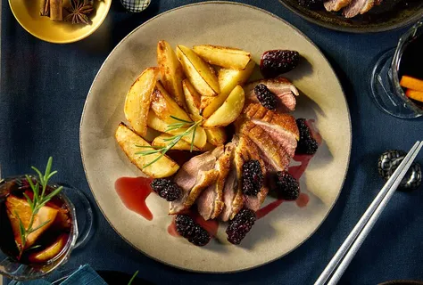 Ankbröst med söt björnbärssås och bakad potatis med miso