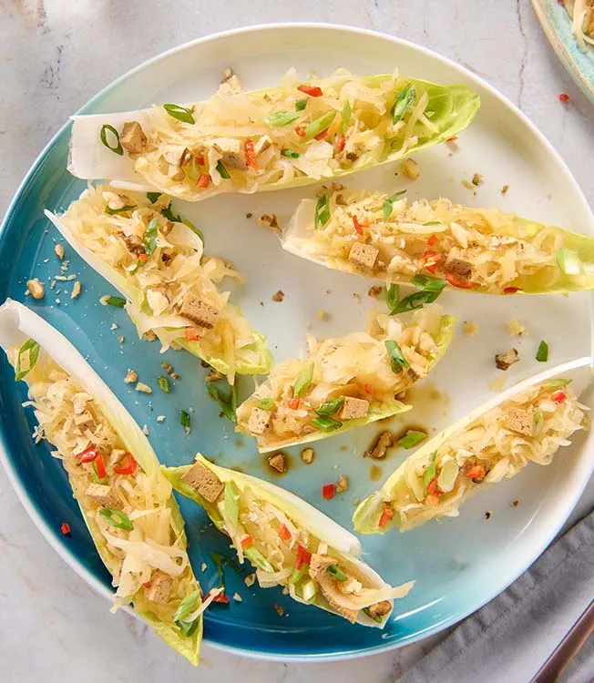 Endivebåtar med surkål och tofu