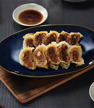 Stekta gyoza-dumplings med 3 såser