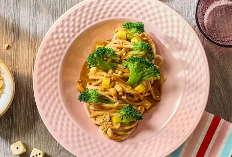Jordnötsudon med broccoli och mango