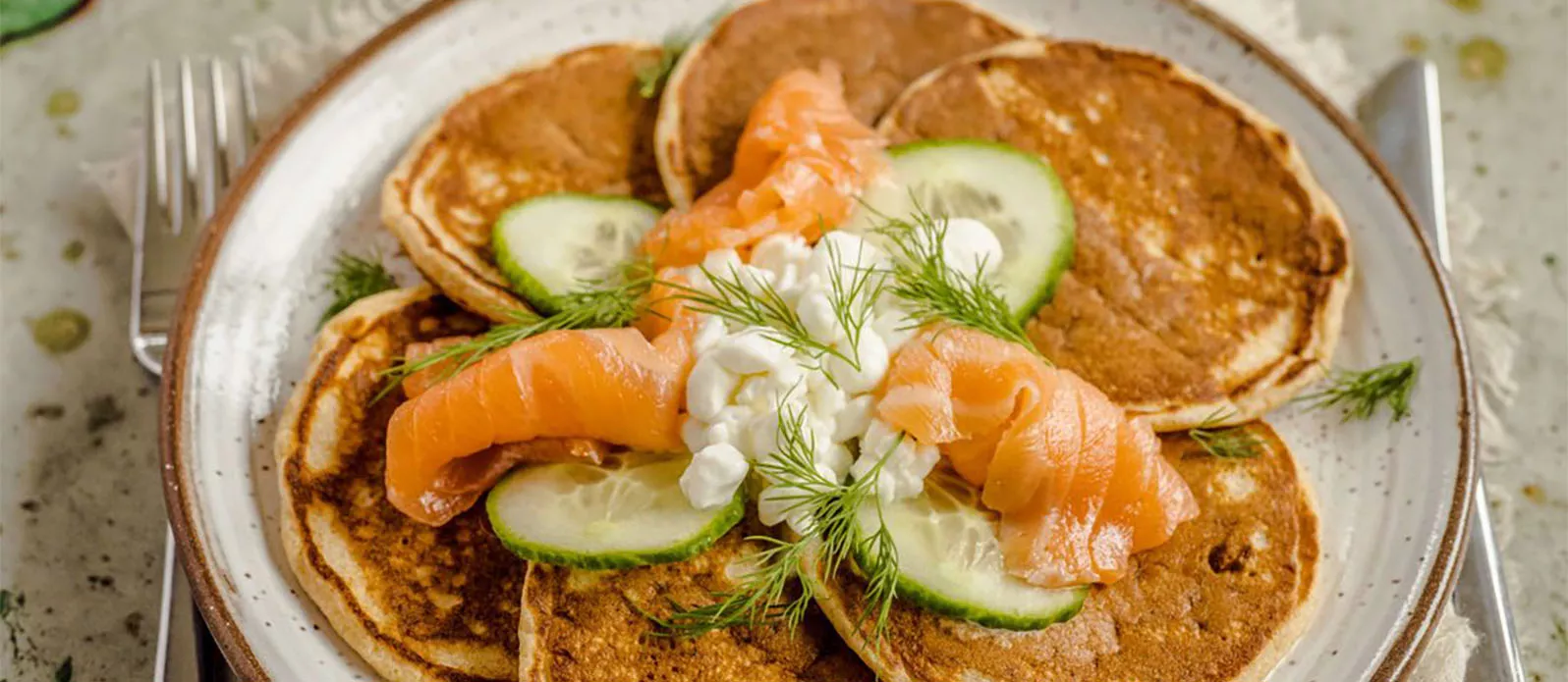 Fullkornspannkakor med rökt lax, Cottage cheese och gurka