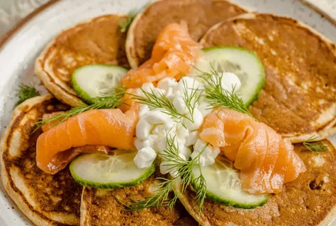 Fullkornspannkakor med rökt lax, Cottage cheese och gurka