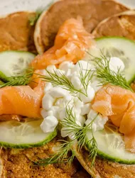 Fullkornspannkakor med rökt lax, Cottage cheese och gurka
