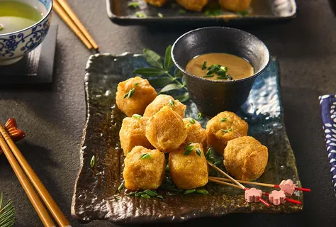 Fisktakoyaki med teriyaki-jordnötssås