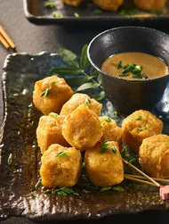 Fisktakoyaki med teriyaki-jordnötssås