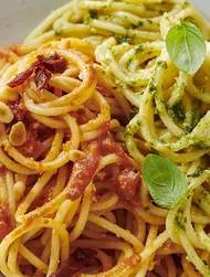 Pasta med rödtomatpesto och grön avokadopesto