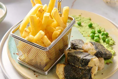 Vegansk fish & chips med selleri och ärtor