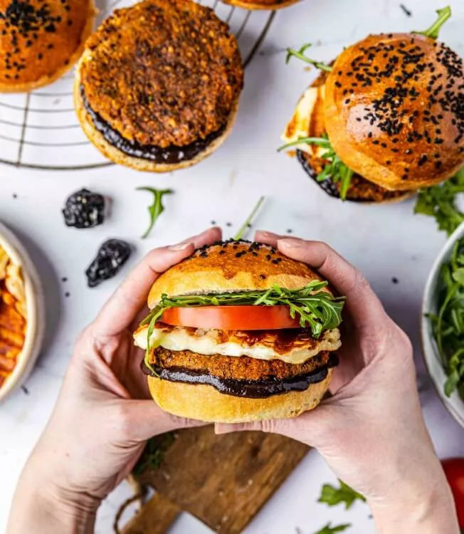 Lins- och bönburgare med halloumiost och rökt plommon BBQ-sås