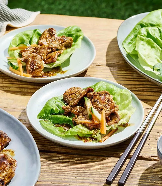 Bulgogi med fläskkött tillsammans med sallad