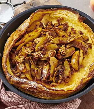 Enkel holländsk ugnspannkaka med äpple och valnöt