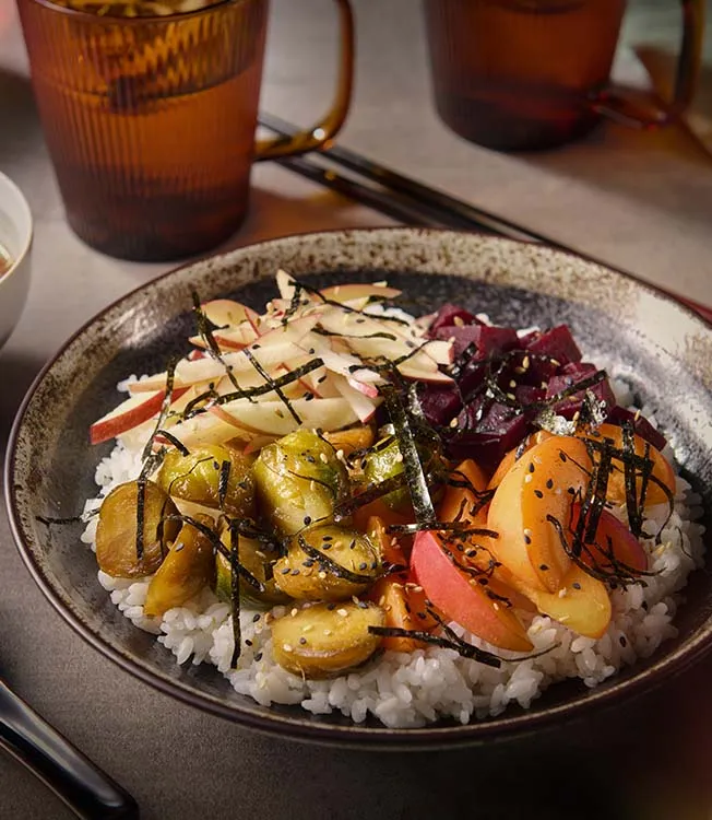 Rostad grönsaks- och frukt furikake donburi