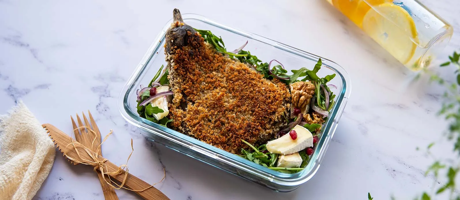 Krispig aubergine- och camembertsallad