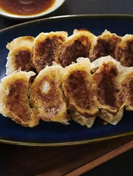 Stekta gyoza-dumplings med 3 såser