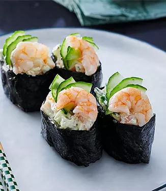 Gunkan Maki Sushi med räka och gurka