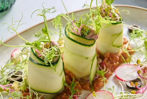 Zucchini cannelloni med bönor och ärtor