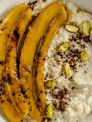Hirsgröt med karamelliserad banan