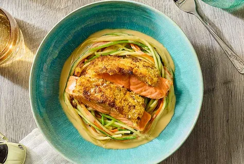 Krispig lax på spaghetti-nuddelbo