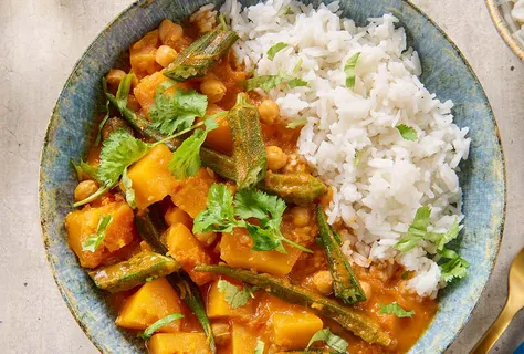 Pumpa- och okra-ragu med ris
