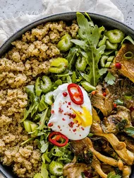 Amarant bowl med ostronsvamp och pocherat ägg