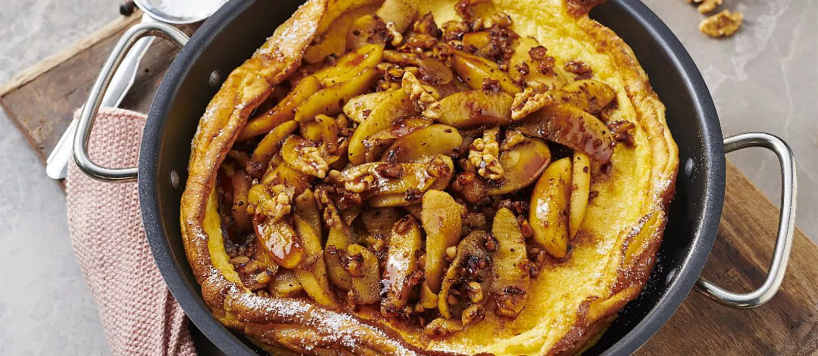 Enkel holländsk ugnspannkaka med äpple och valnöt