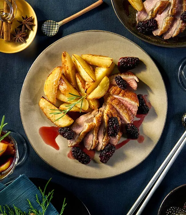 Ankbröst med söt björnbärssås och bakad potatis med miso