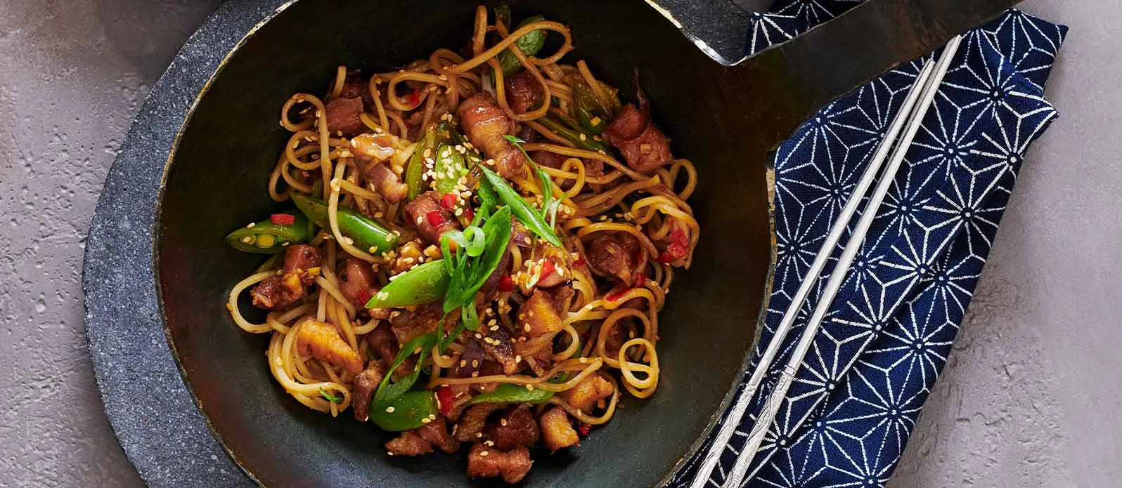 Nudelwok med fläsk och grönsaker