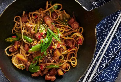 Nudelwok med fläsk och grönsaker