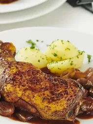 Coq au vin (kyckling i rödvinssås)